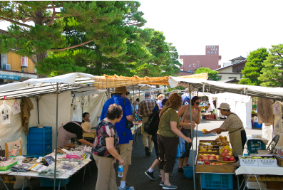 新鮮野菜から民芸品までが揃う「宮川朝市」を歩く