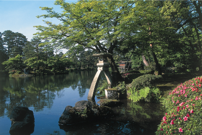 日本三名園のひとつ「兼六園」で美しい景観を眺める